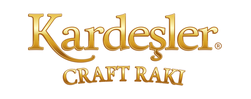 "Der Champagner des Raki !"
Unser Kardesler Craft Göbek Raki wird aus frischen Chardonnay-Trauben, Anissamen aus der Türkei und mit leichten Birnennoten, dreifach destilliert.
Diese unvergleichlich dreifache Destillation, sorgt für ein auserwähltes Geschmackserlebnis mit einem exquisit geschmeidigen Abgang.